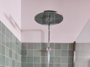 Rénovation d'une salle de bain avec l'installation d'une douche, sa baignoire et son meuble double vasque