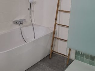 Rénovation d'une salle de bain avec l'installation d'une douche, sa baignoire et son meuble double vasque